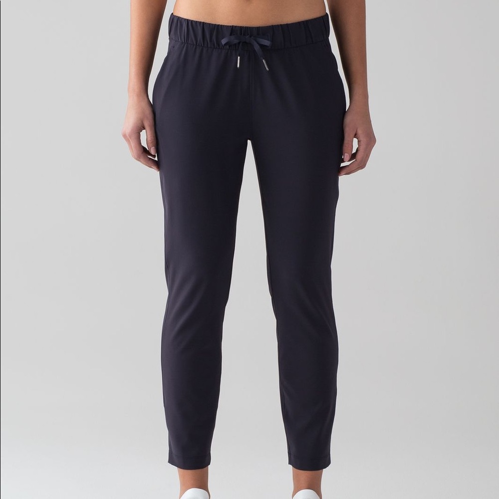 EUC Lululemon on the fly woven pants in navy